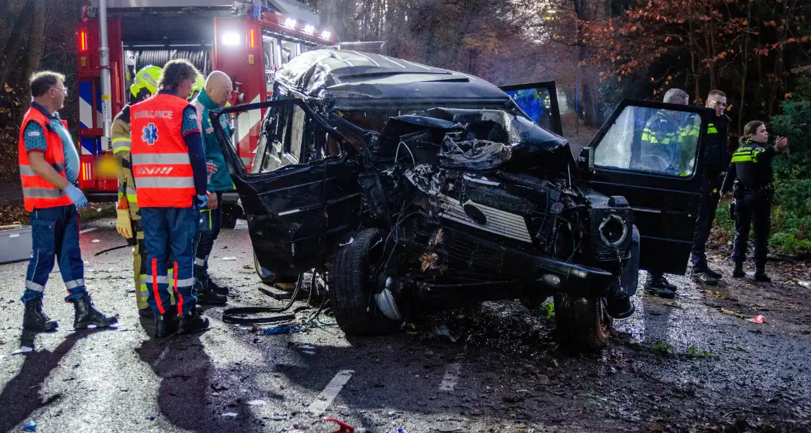 Auto slaat over de kop na botsing met boom - Foto 4