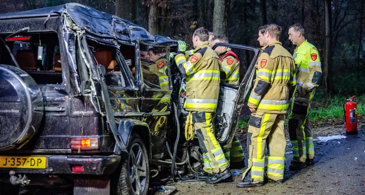 Auto slaat over de kop na botsing met boom - Foto 5