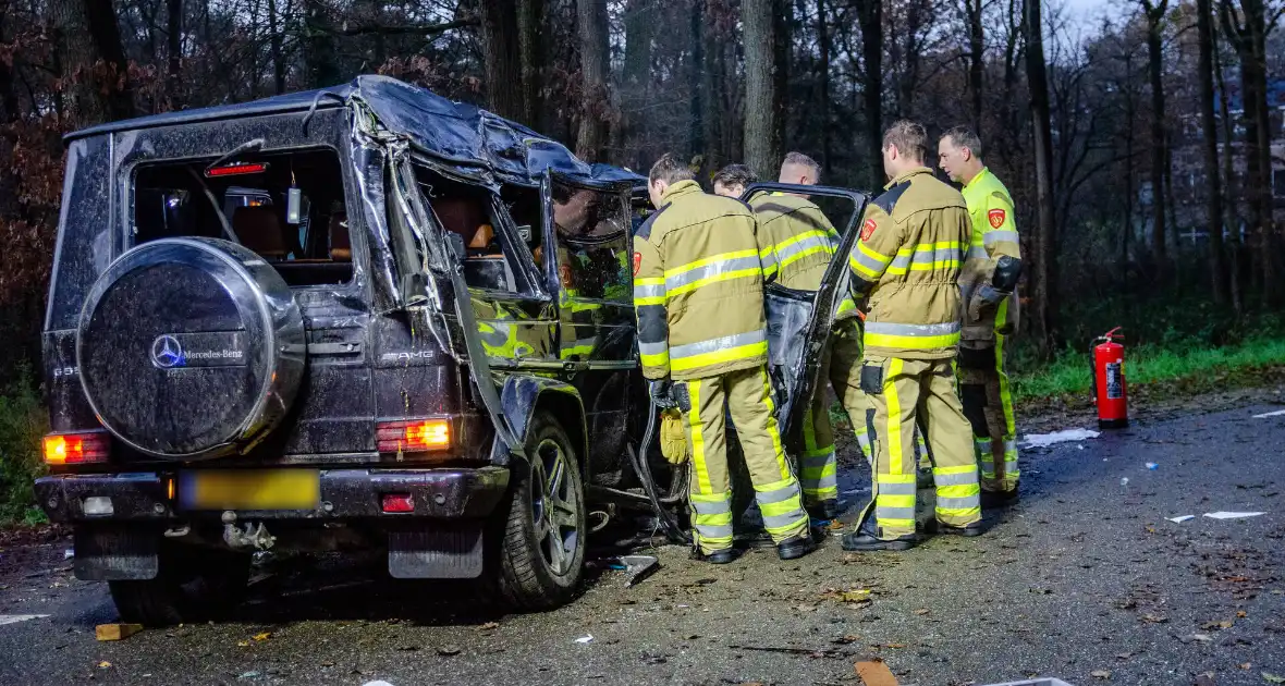 Auto slaat over de kop na botsing met boom - Foto 7