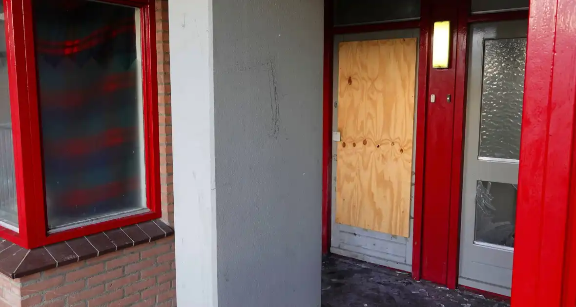 Schade aan woning door explosie, bewonder gewond - Foto 1