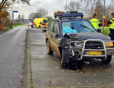 Automobilist knalt tegen boom