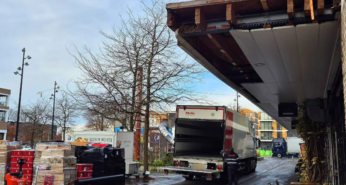 Vrachtwagen ramt gevel viswinkel - Foto 1