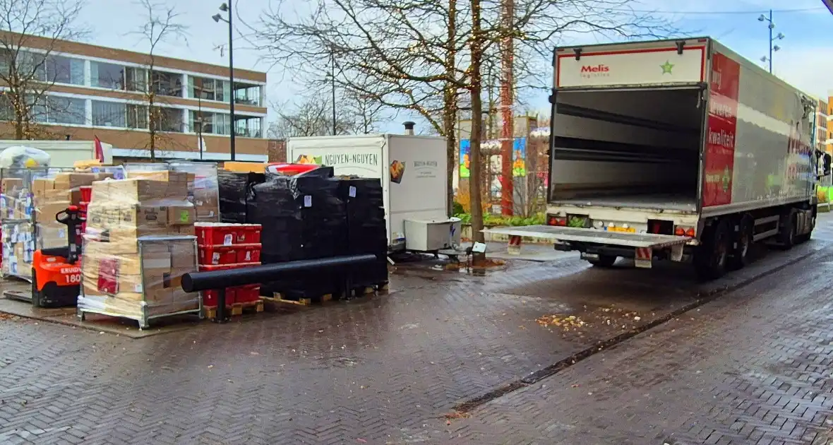 Vrachtwagen ramt gevel viswinkel - Foto 2