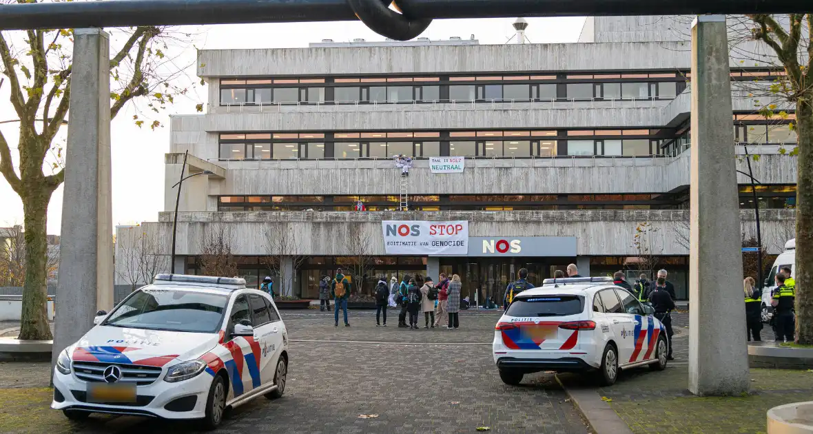 Demonstranten klimmen op het dak van NOS-gebouw