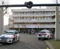 Demonstranten klimmen op het dak van NOS-gebouw