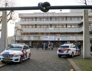 Demonstranten klimmen op het dak van NOS-gebouw