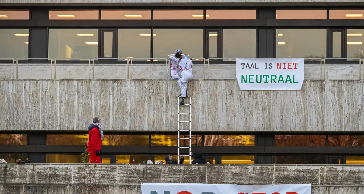 Demonstranten klimmen op het dak van NOS-gebouw - Foto 1