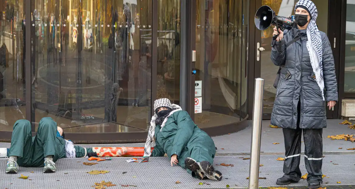 Demonstranten klimmen op het dak van NOS-gebouw - Foto 12