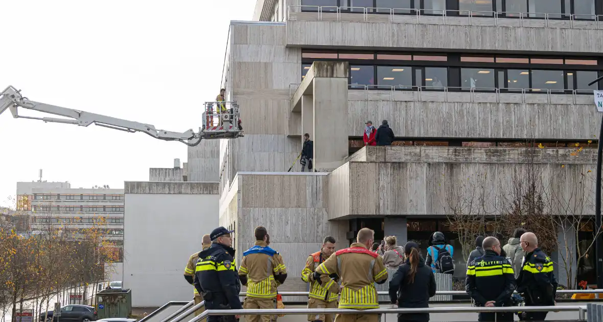 Demonstranten klimmen op het dak van NOS-gebouw - Foto 13