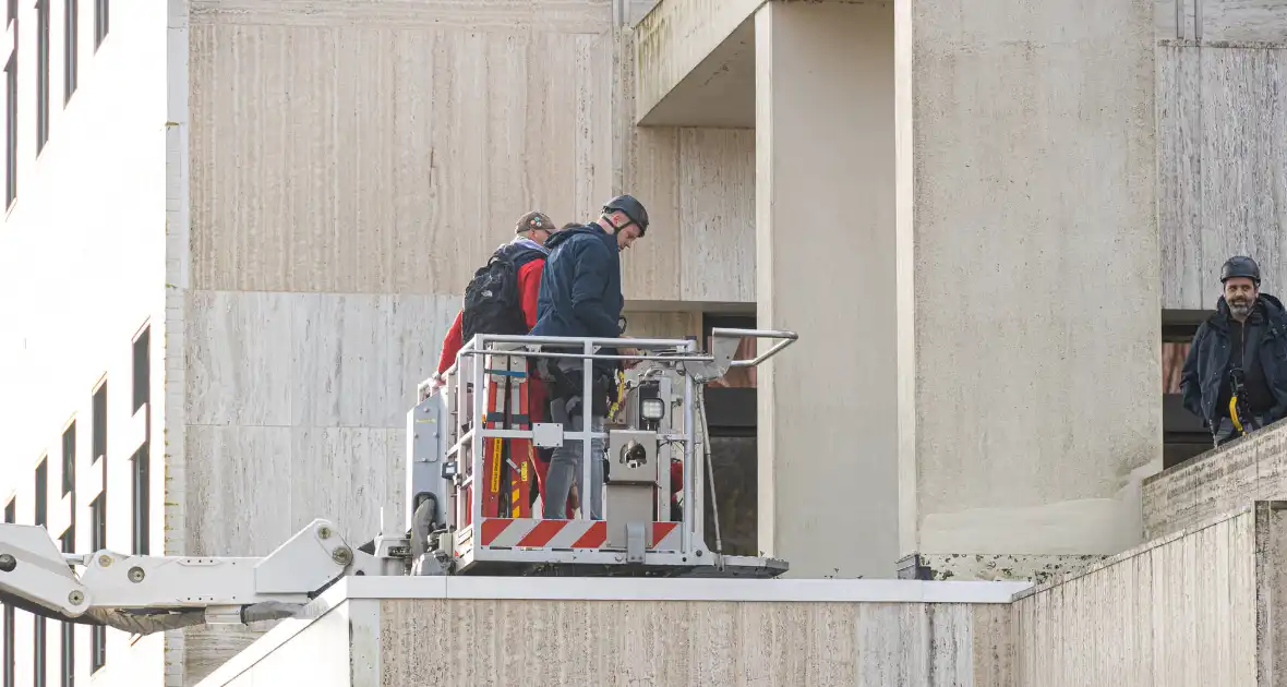 Demonstranten klimmen op het dak van NOS-gebouw - Foto 14