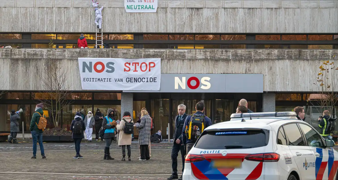 Demonstranten klimmen op het dak van NOS-gebouw - Foto 2