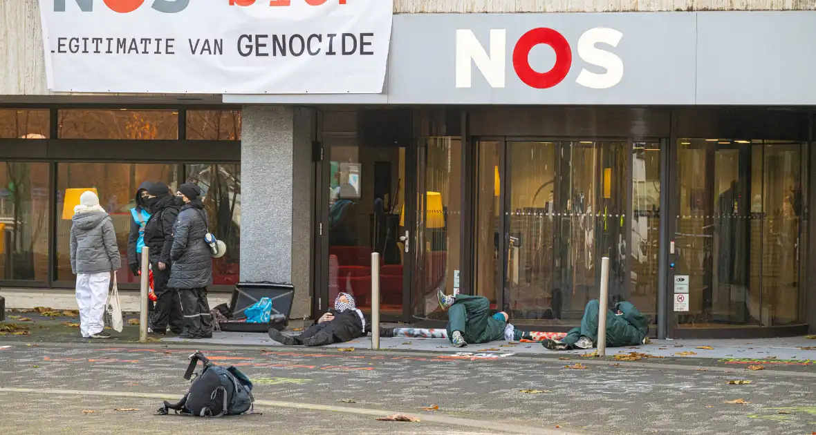 Demonstranten klimmen op het dak van NOS-gebouw - Foto 3