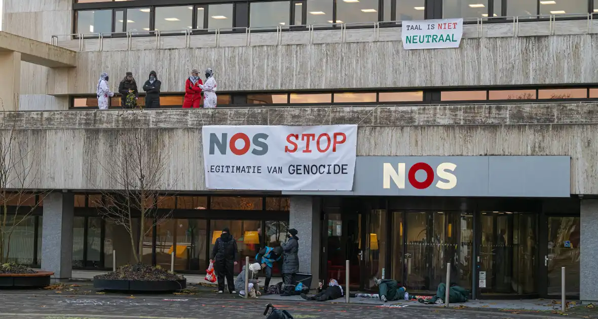 Demonstranten klimmen op het dak van NOS-gebouw - Foto 4