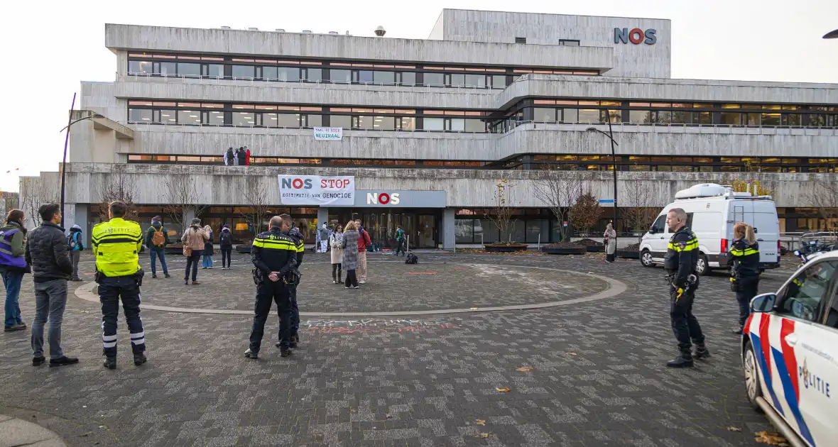 Demonstranten klimmen op het dak van NOS-gebouw - Foto 5