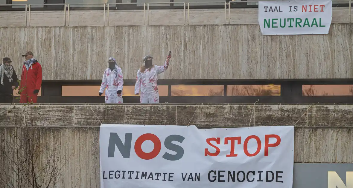 Demonstranten klimmen op het dak van NOS-gebouw - Foto 6