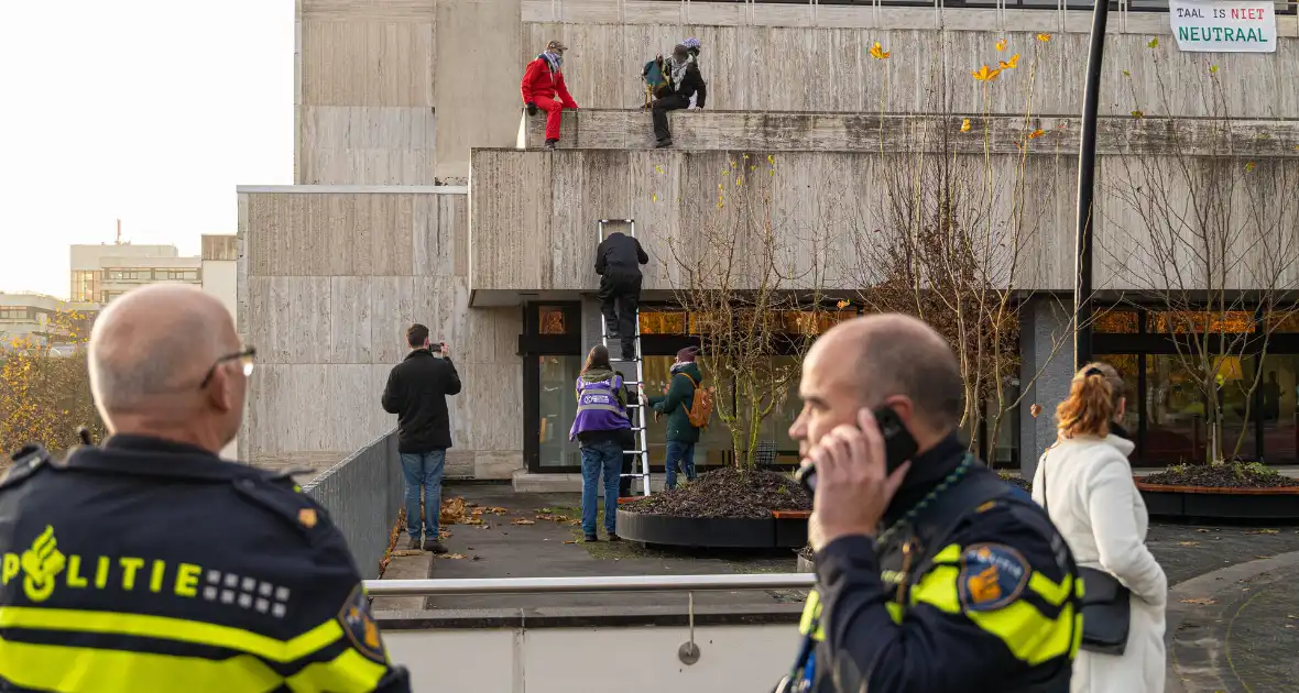 Demonstranten klimmen op het dak van NOS-gebouw - Foto 7