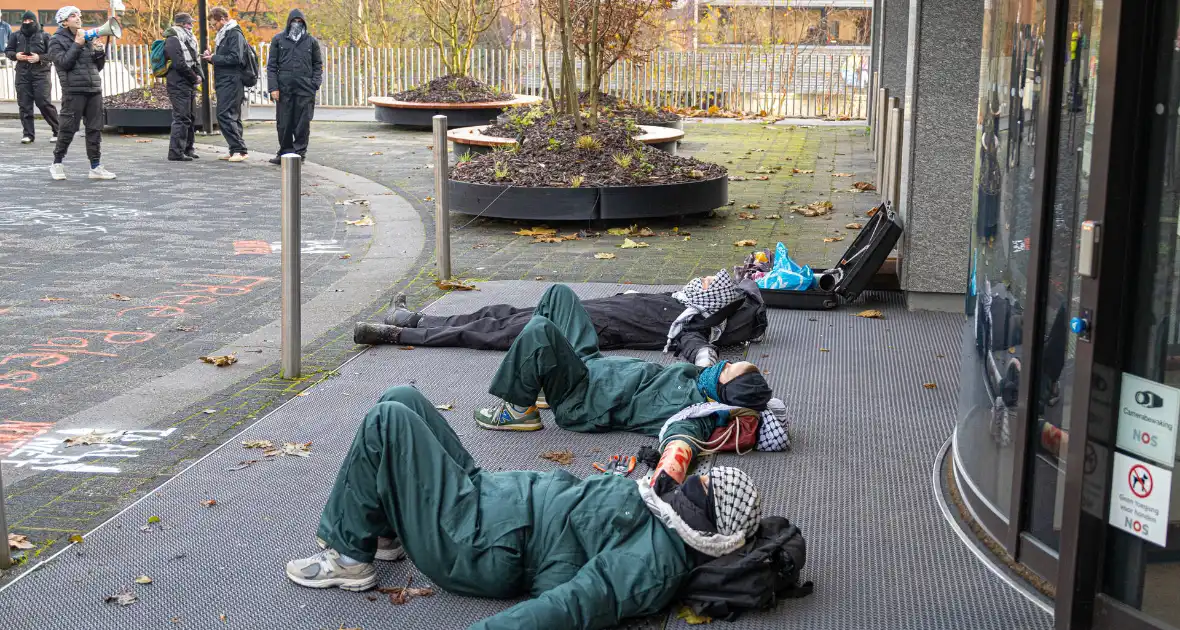 Demonstranten klimmen op het dak van NOS-gebouw - Foto 8