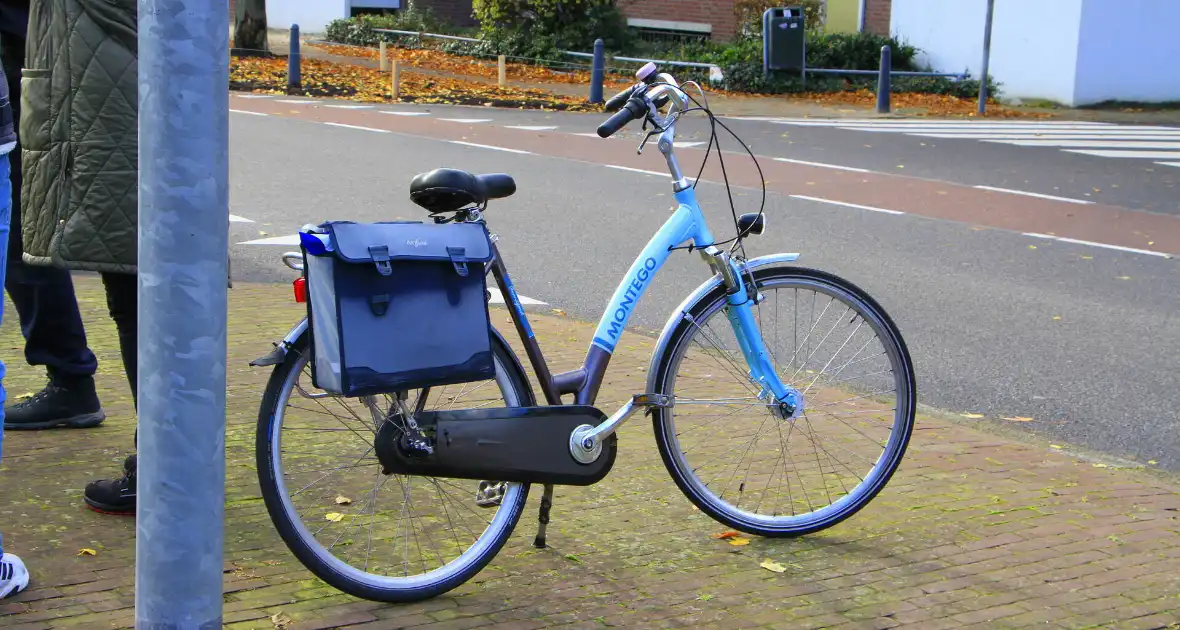 Fietser gewond bij aanrijding op kruispunt - Foto 1