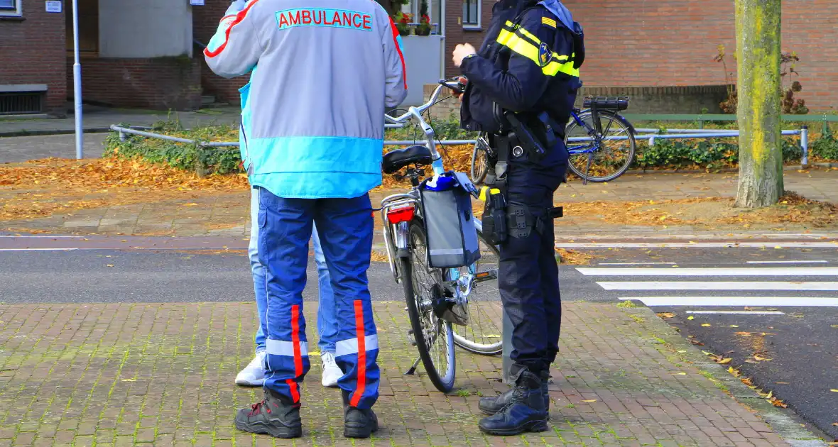 Fietser gewond bij aanrijding op kruispunt - Foto 10