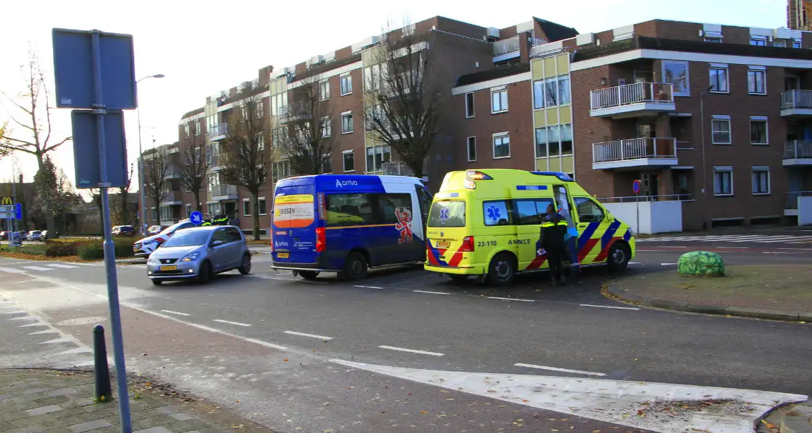 Fietser gewond bij aanrijding op kruispunt - Foto 11