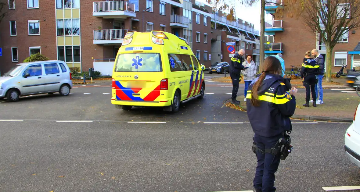 Fietser gewond bij aanrijding op kruispunt - Foto 2