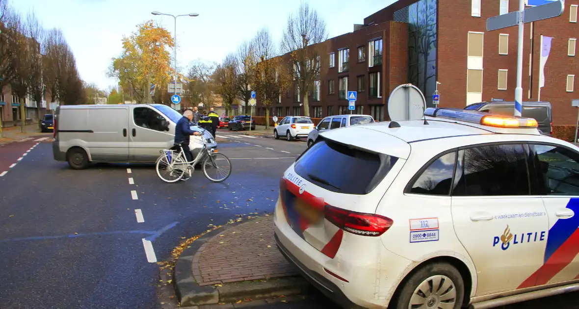 Fietser gewond bij aanrijding op kruispunt - Foto 6