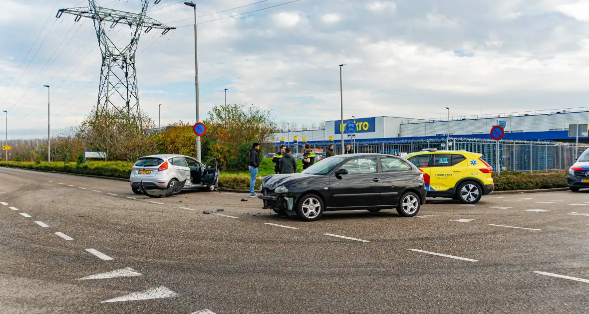 Forse schades aan auto's na botsing op kruising