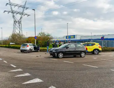 Forse schades aan auto's na botsing op kruising