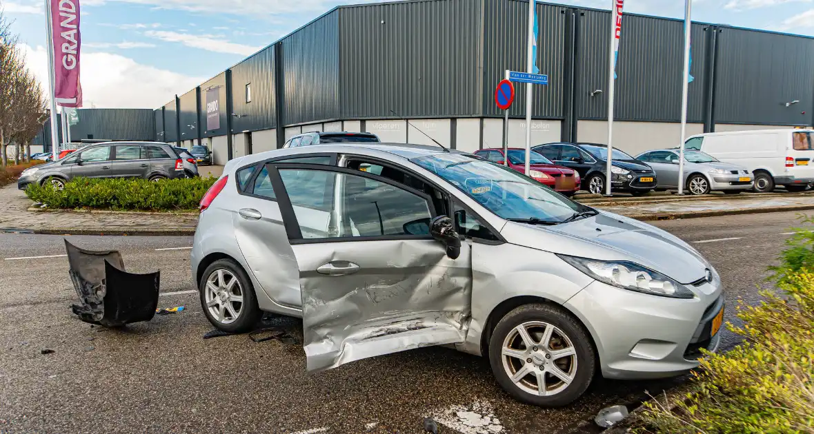 Forse schades aan auto's na botsing op kruising - Foto 1