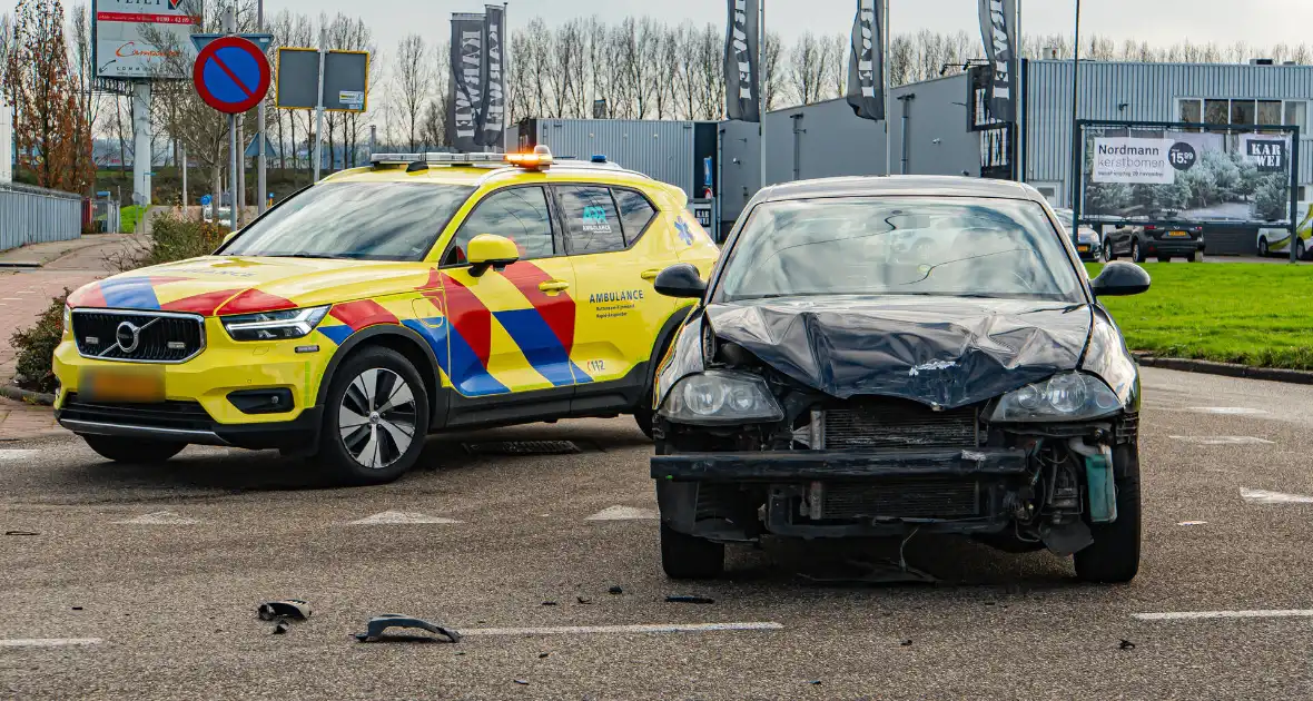 Forse schades aan auto's na botsing op kruising - Foto 2