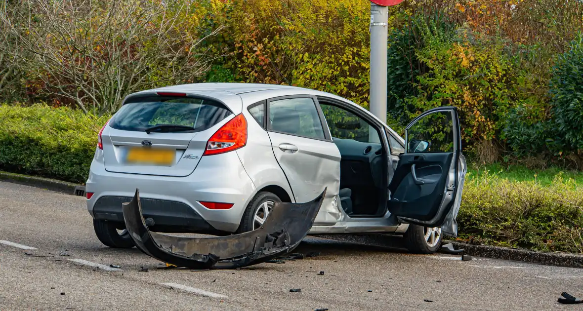 Forse schades aan auto's na botsing op kruising - Foto 3