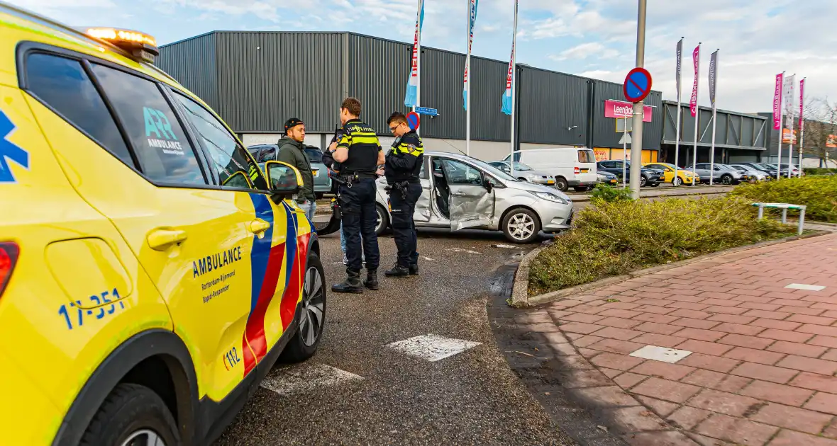 Forse schades aan auto's na botsing op kruising - Foto 4