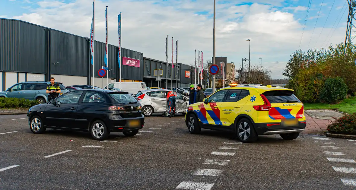 Forse schades aan auto's na botsing op kruising - Foto 5