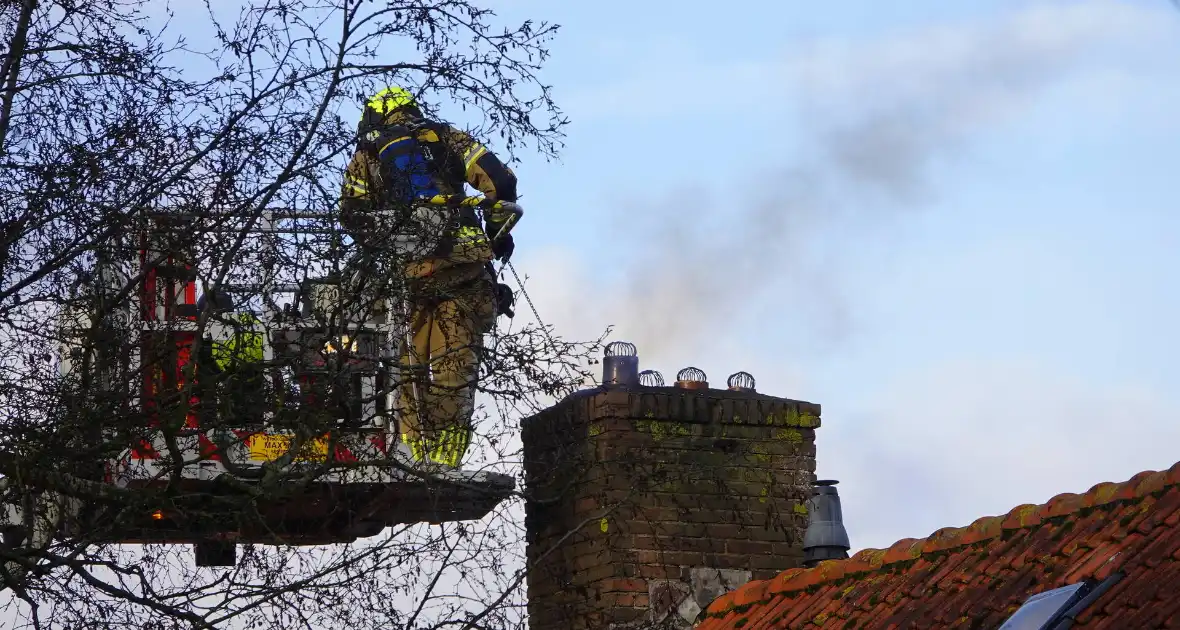 Schade aan woning beperkt na schoorsteenbrand