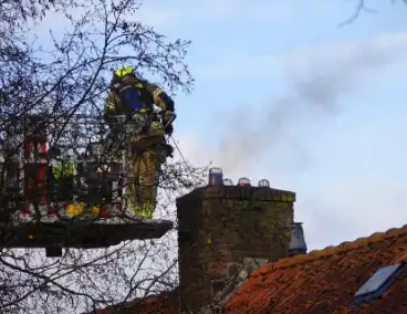 Schade aan woning beperkt na schoorsteenbrand