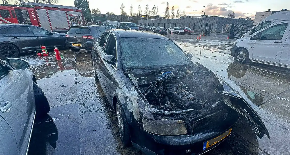 Motorcompartiment brandt volledig uit bij autoverhuurder