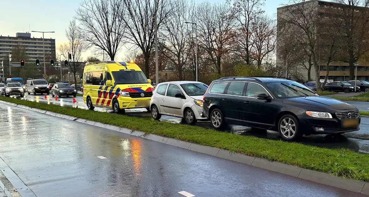 Auto's beschadigd na kop-staartbotsing