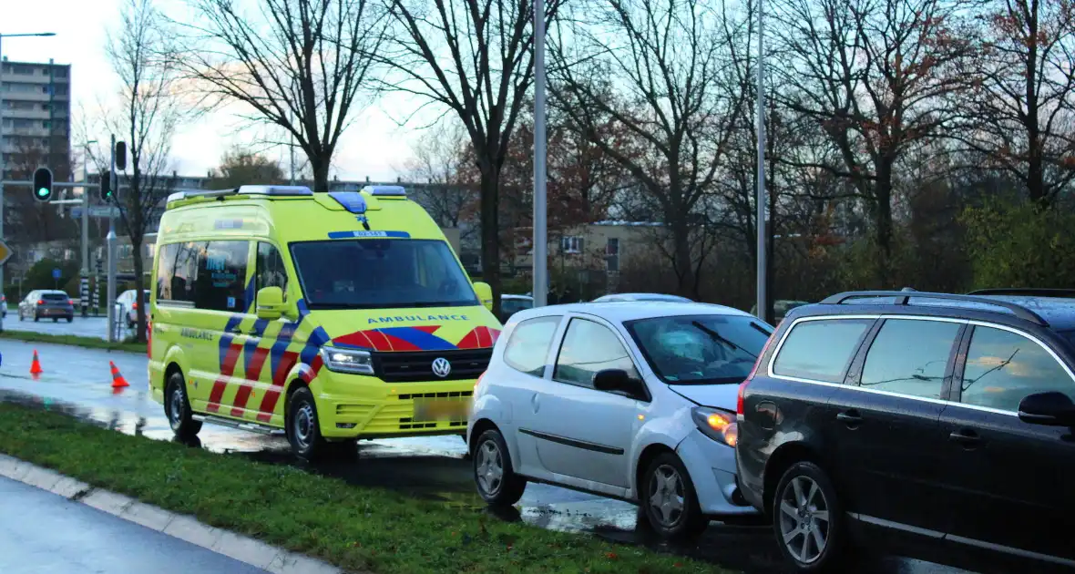 Auto's beschadigd na kop-staartbotsing - Foto 1