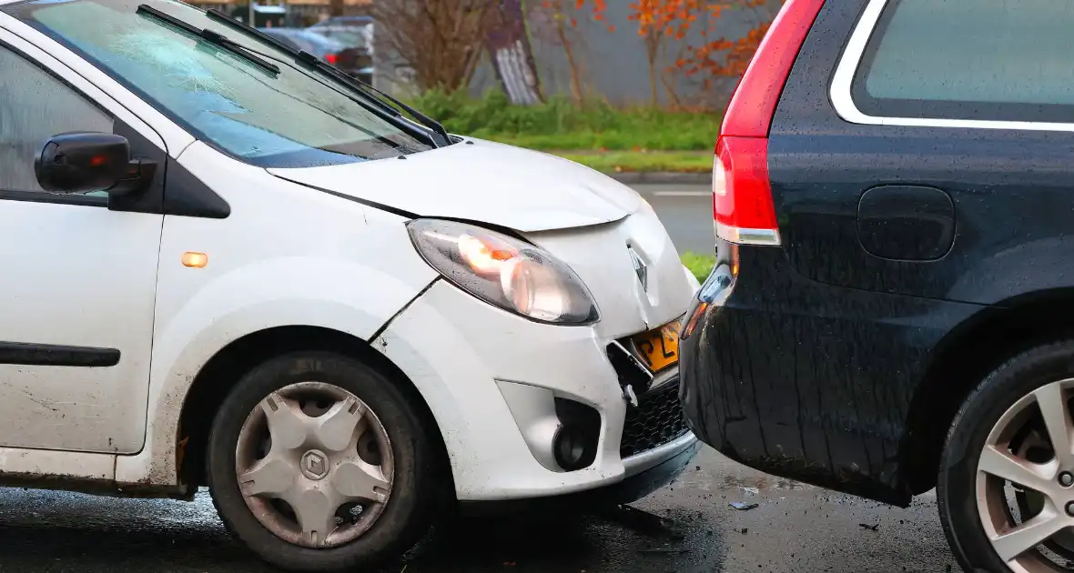 Auto's beschadigd na kop-staartbotsing - Foto 4