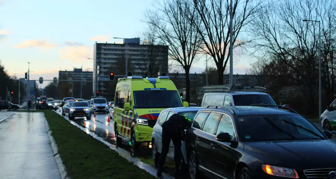 Auto's beschadigd na kop-staartbotsing - Foto 7