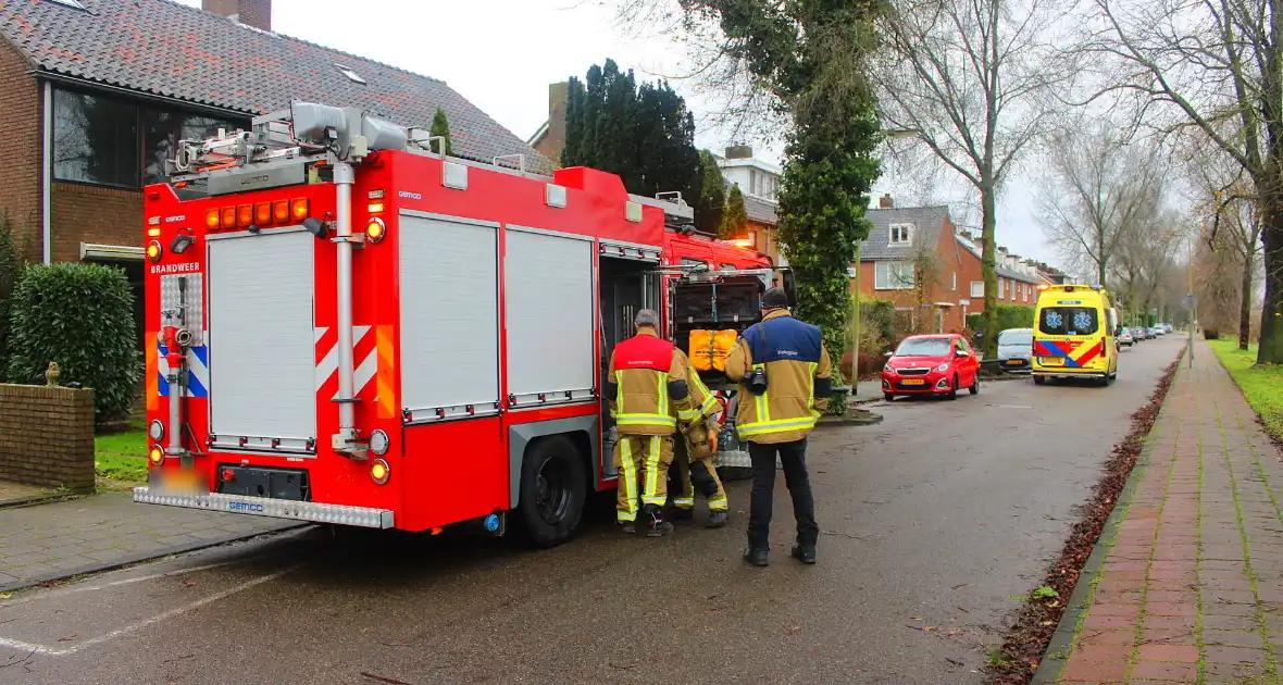 Beknelling in woning, brandweer assisteert