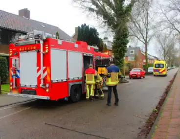 Beknelling in woning, brandweer assisteert