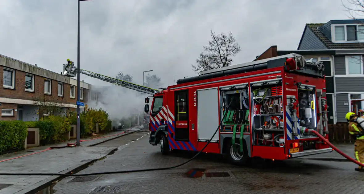 Grote uitslaande brand bij eengezinswoning