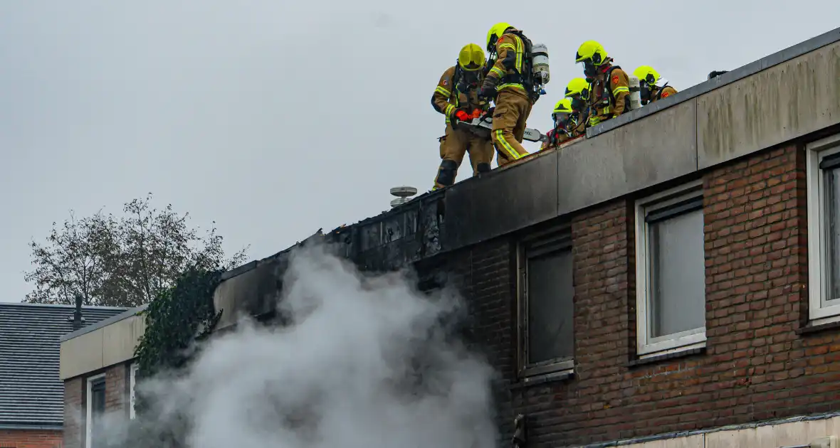 Grote uitslaande brand bij eengezinswoning - Foto 1