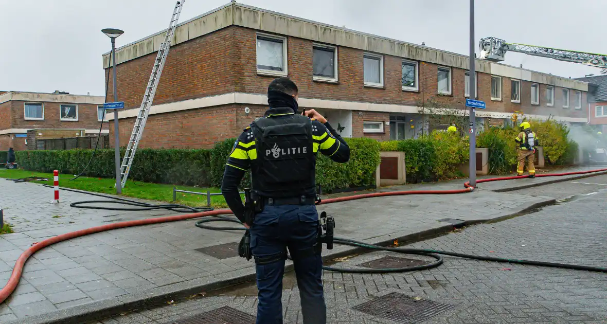 Grote uitslaande brand bij eengezinswoning - Foto 3