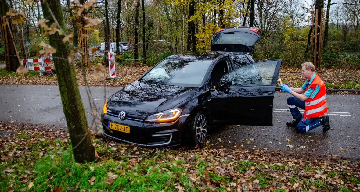 Auto knalt tegen boom, bestuurder raakt gewond