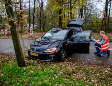 Auto knalt tegen boom, bestuurder raakt gewond