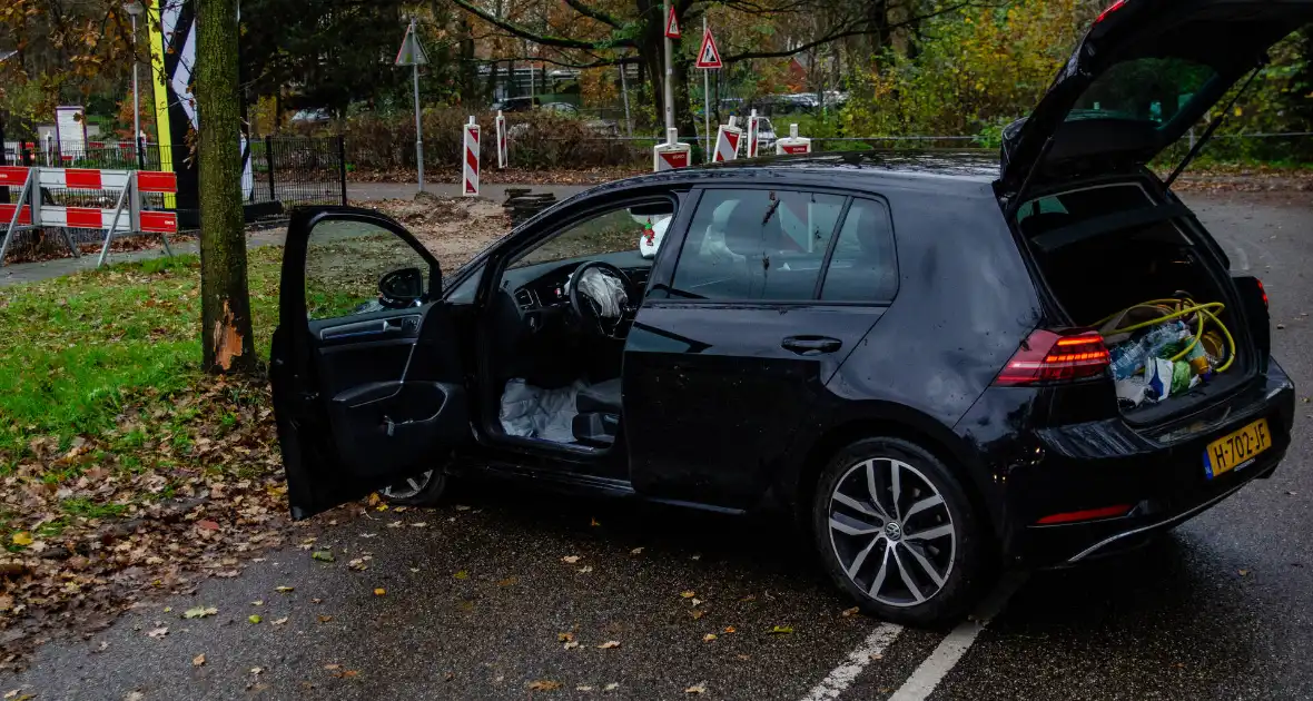 Auto knalt tegen boom, bestuurder raakt gewond - Foto 2