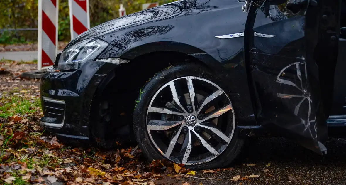 Auto knalt tegen boom, bestuurder raakt gewond - Foto 3