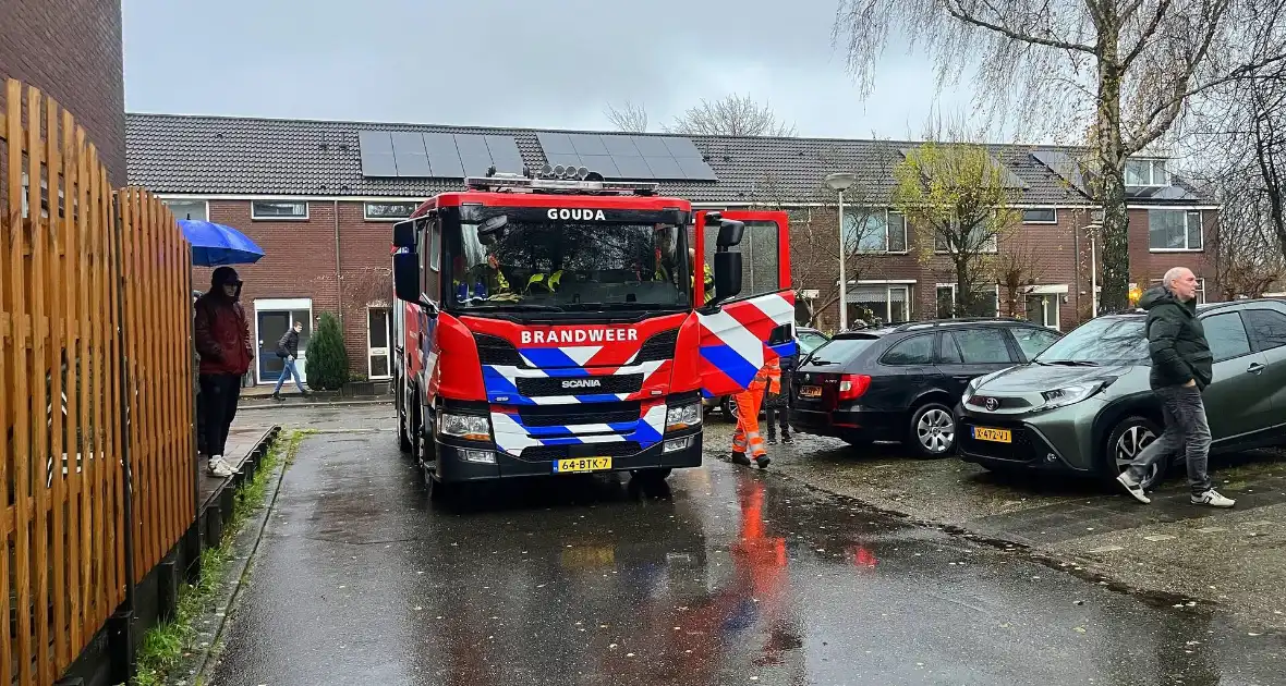 Kleine boom valt op personenauto - Foto 3